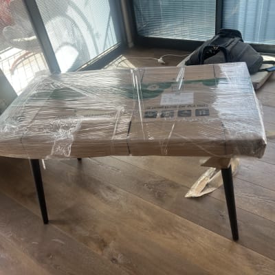 שולחן עטוף בניילון מוכן להובלה