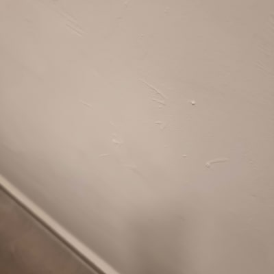 קיר עם סימני תיקון טיח