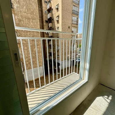 מסגרת חלון עם סורגי מתכת לבנים