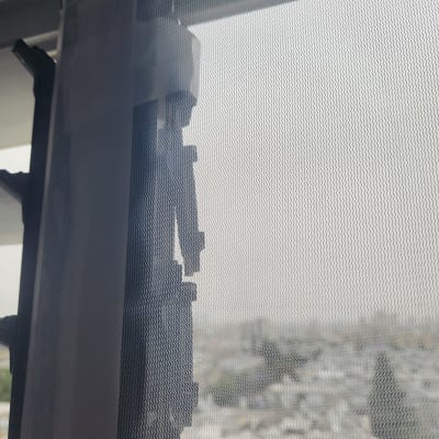 תריסים עם רשת נגד יתושים על חלון