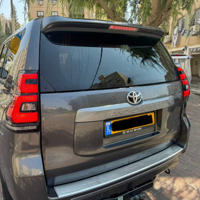 מכונית טויוטה לנד קרוזר עם זכוכית אחורית כהה