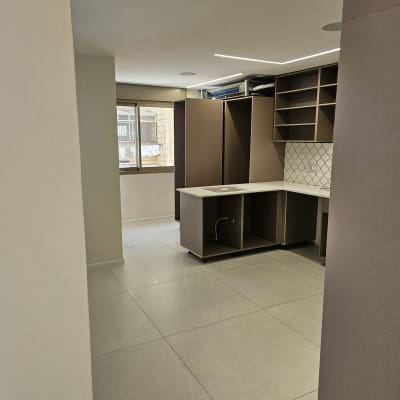 מטבח חדש עם ארונות ורצפה נקייה
