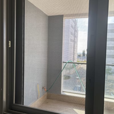 חלון אלומיניום עם רשת במרפסת
