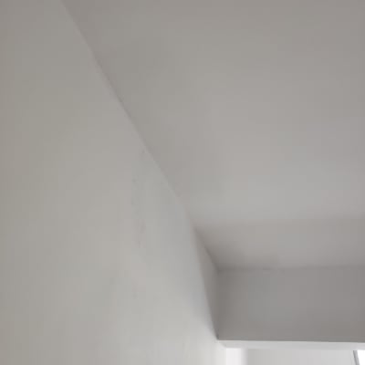 קיר ותקרה לבנים ללא כלים או פעולות נראות לעין