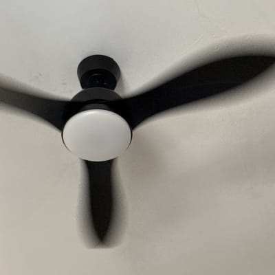 מאוורר תקרה עם שלוש כנפיים שחורות