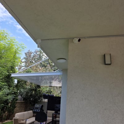 מצלמות אבטחה מותקנות על תקרת מרפסת חיצונית