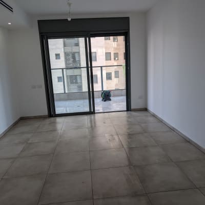 רצפה נקייה עם סימני שטיפה ליד חלון גדול