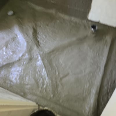 רצפת בטון רטובה בתהליך יציקה