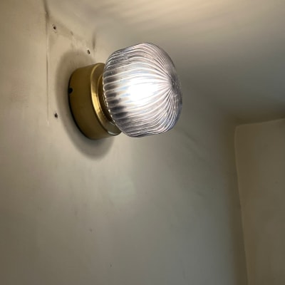 מנורת קיר עם אהיל זכוכית מחורץ