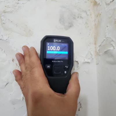 מד לחות דיגיטלי על קיר עם רטיבות