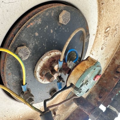 חוטי חשמל צבעוניים מחוברים ללוח מתכת חלוד