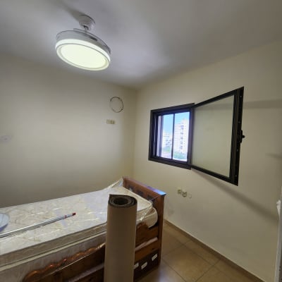 חדר עם מיטה, גליל קרטון ומוט צביעה