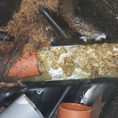 צינור ביוב סתום עם פסולת ולכלוך
