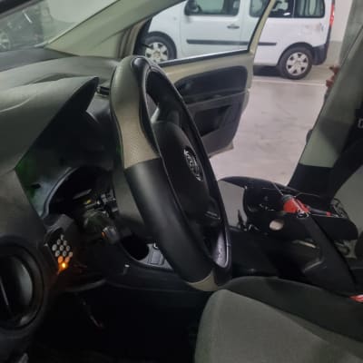 תמונה של פנים רכב עם הגה וכלי עבודה