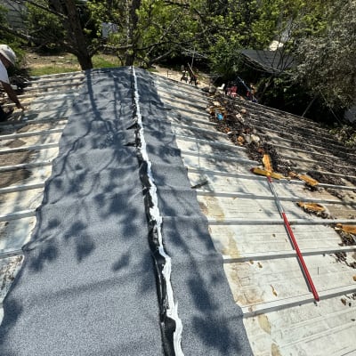 גג מתכת עם יריעות איטום ושיפוצים