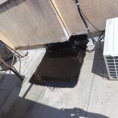 אזור אטום בזפת ליד קיר חיצוני