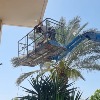 עובד על מנוף מתקן גג בניין