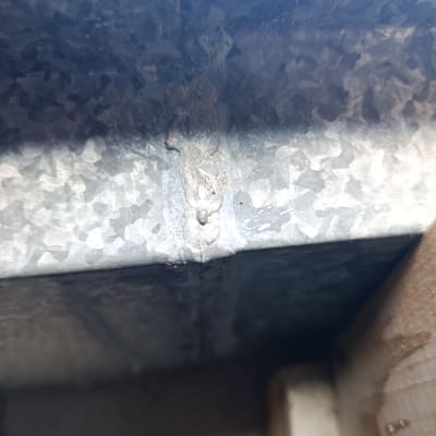 חיבור מתכת בתהליך ריתוך על גג