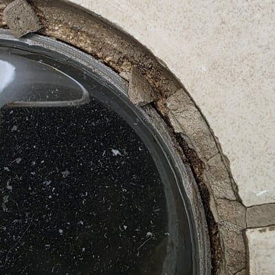 נזילה סביב צינור עם בועות מים