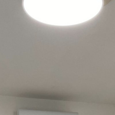 מנורת תקרה עגולה מוארת על תקרה לבנה