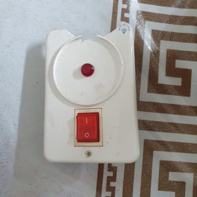 מתג חשמלי עם נורית חיווי אדומה