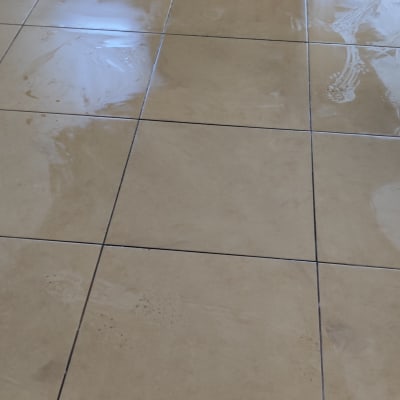 רצפה רטובה עם סימני ניגוב ומטאטא