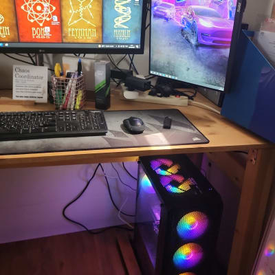 שולחן עבודה עם מחשבים, מסכים ומארז מחשב מואר