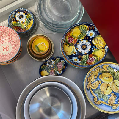 צלחות צבעוניות ומעוצבות במגירה מאורגנת