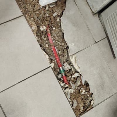 תיקון צינור מים חמים ברצפה