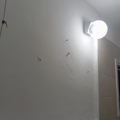 קיר צבוע עם מנורה תלויה על הקיר