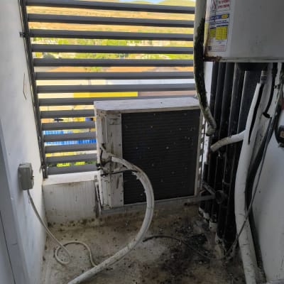 יחידת מיזוג אוויר במסתור כביסה עם לכלוך