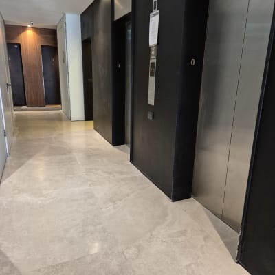 מסדרון עם מעליות ודלתות, רצפת שיש חדשה