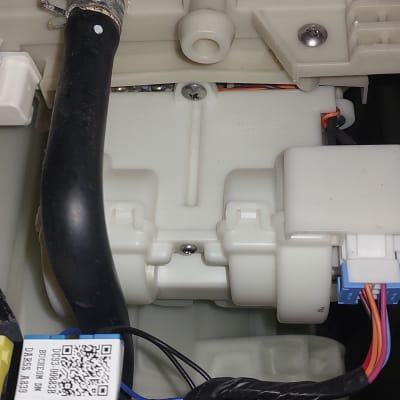 חוטים צבעוניים מחוברים לרכיב פלסטיק במכשיר חשמלי