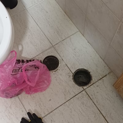 כלים לעבודה בצנרת על רצפת חדר אמבטיה