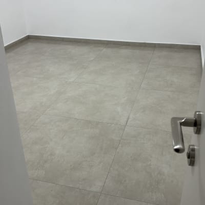 רצפה נקייה ומבריקה בחדר ריק