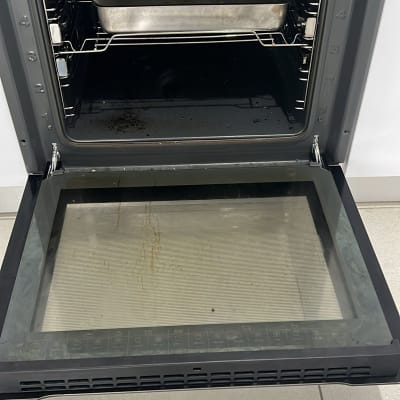 תנור אפייה פתוח עם תבנית מתכת בפנים