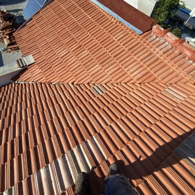 גג רעפים אדום עם תיקונים ושיפועים שונים