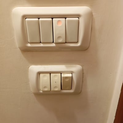 שני לוחות מתגים חשמליים על קיר