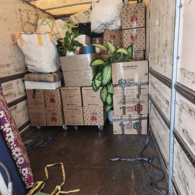 ארגזים וציוד בתוך משאית הובלה