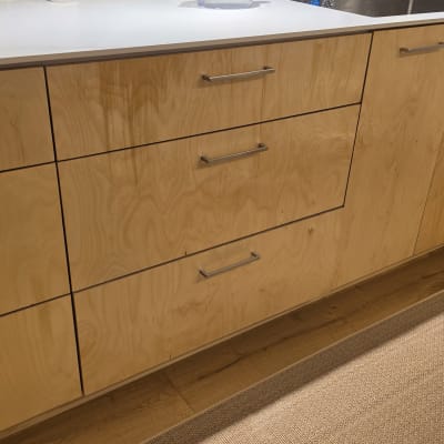 ארונות מטבח מעץ עם כיור וברז