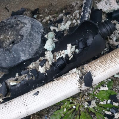 כבל חשמלי פגום עם בידוד שבור