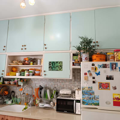 מטבח עם ארונות עץ, כלים ומדפים פתוחים