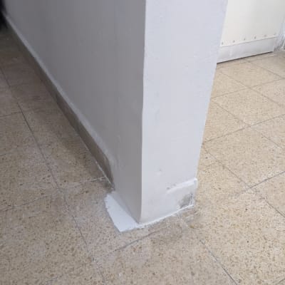 פינת קיר צבועה בלבן עם תיקון טיח