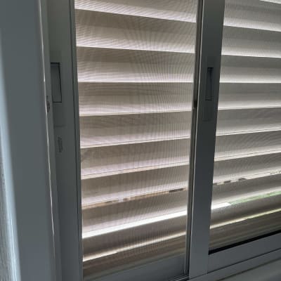 תריסים סגורים על חלון