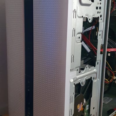 מארז מחשב פתוח עם כונן קשיח גלוי