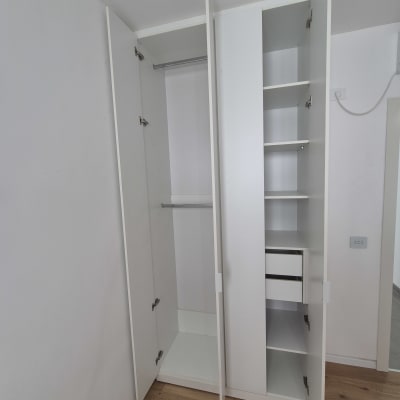 ארון בגדים פתוח עם מדפים ומגירות