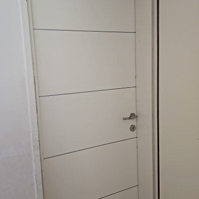 דלת לבנה עם ידית מתכת