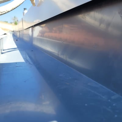 תעלת מתכת על גג עם צינורות