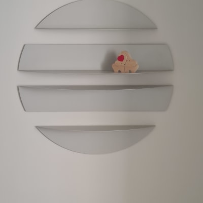 מדף מתכת עם צעצוע עץ