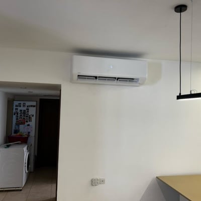 מזגן מותקן על קיר לבן בחדר